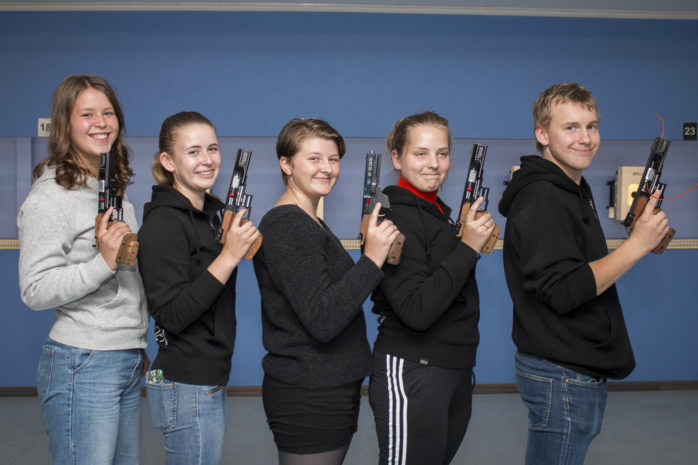Ungdomarna från Öckerö skytteförening var nöjda efter SM-helgen där de fick 14 medaljer sammanlagt.  FOTO: Pia Magnusson