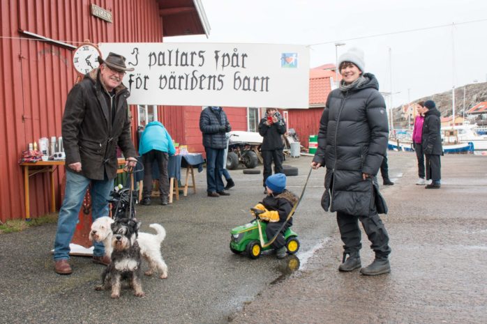 Berndt Jacobs gick ett varv med sina hundar och Elin Lund, tog sig runt banan med sonen Herbert, 3 år, på sin traktor.