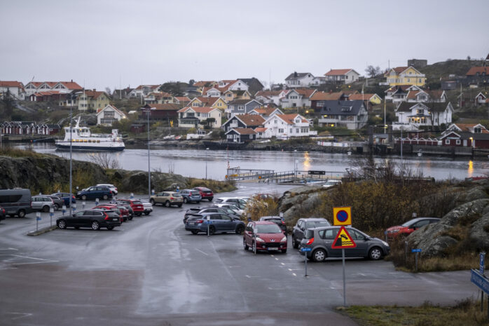 I framtiden kommer det bli enklare för Grötö- och Kalvsundsbor att ladda sina elbilar på Framnäs. Parkeringen är nämligen prioriterad vad gäller uppförandet av laddstolpar. Foto: Fredrik Helgesson