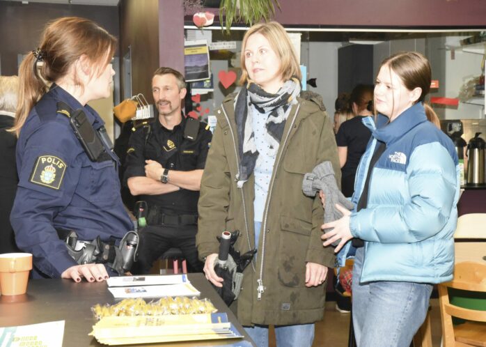 Mor och dotter, Viktoria och Olivia Åström från Öckerö, stod länge och pratade med polisen.