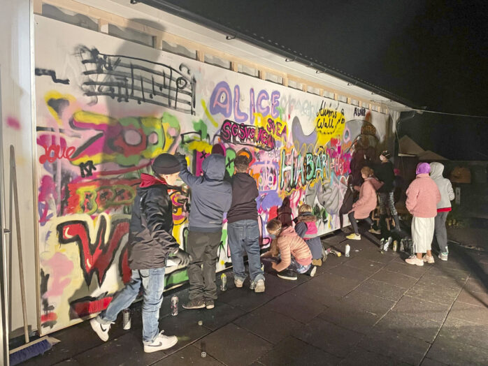 Konstnären Tony Boufadene och kommunstyrelsens ordförande Jan Utbult framför den nyinvigda lagliga graffiti-väggen.