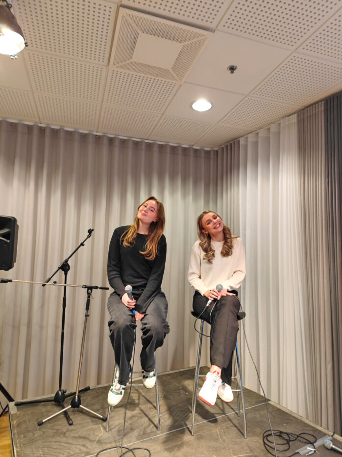 Frida Nordsjö och Miranda Vikström inledde konserten med en version av Amy Winehouse-låten Valerie. Foto Marie Jakobsson