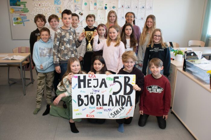 Klass 5B på Björlandaskolan bliev lokala mästare i Vi i femman. Sadi Nanev och Vilma Cronskär som var de tävlande eleverna fick lyfta bucklan. Foto Pia Magnusson