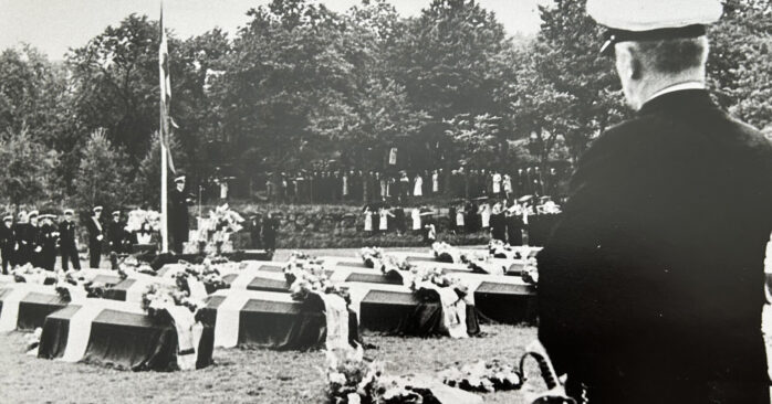 Den 4:e augusti 1943, i lätt regn, hölls begravningsceremonin på Nya Varvets idrottsplats, där 33 kistor var uppställda, draperade med fanor och med en honnörsvakt vid kistorna.
