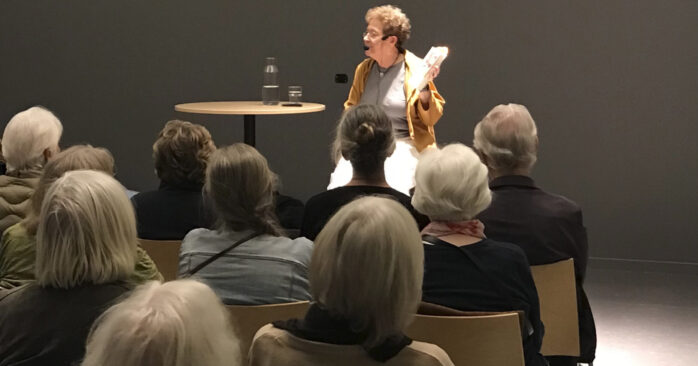 Lena Einhorn berättade om sin senaste bok på en författarkväll i Öckerö bibliotek. 